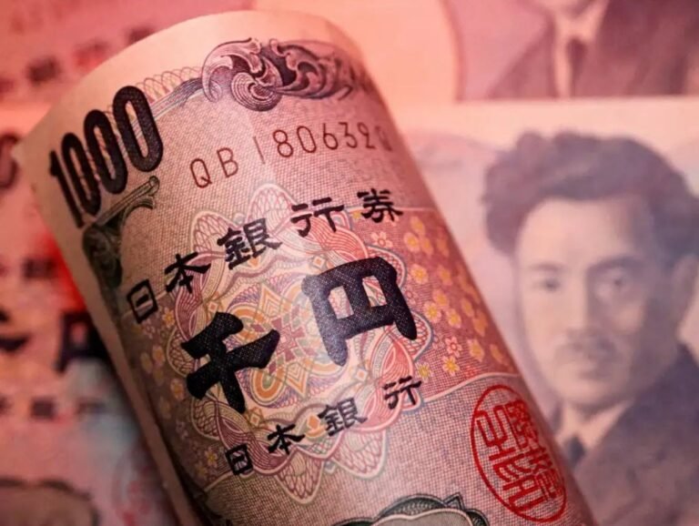 USD/JPY stumbles lower in quick drop before slight bounce back