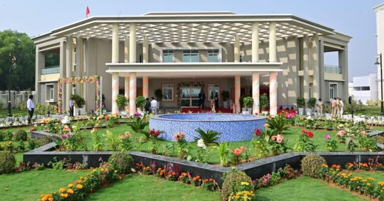 Planning a weekend getaway? Axis Bank cardholders can get up to ₹20,000 off | Personal Finance