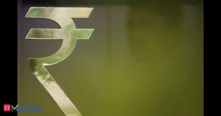 Rupee falls to a 3-week low of 95.71, raising financial concerns