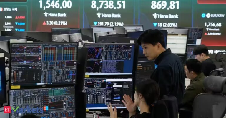 Global Market Today: Asian stocks dip after US tech selloff, gold gains