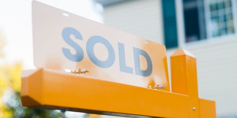 U.S. home prices flat in June, extending cooling trend