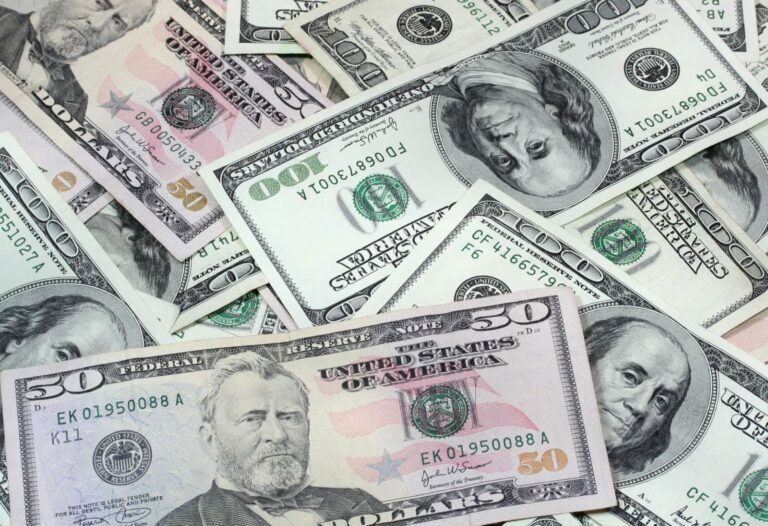 Dollar Recovers Early Losses on US Economic Strength