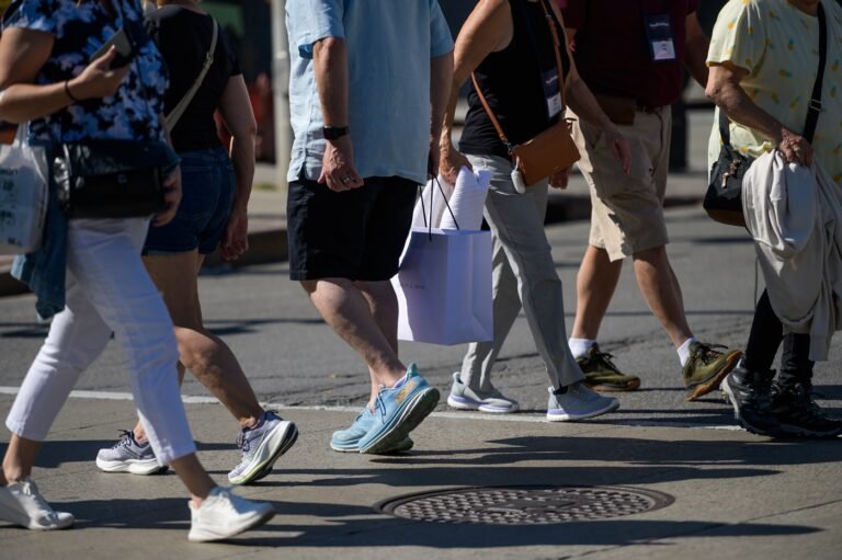 Canadian retail sales to fall 0.8% in July after strong 2Q