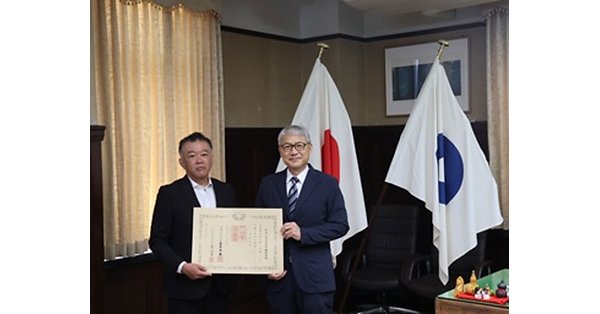 transcosmos donates to Wakayama Prefecture via the corporate furusato nozei, receives the Medal of Dark Blue Ribbon and a certificate of appreciation