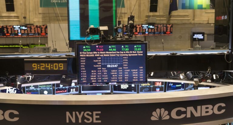 S&P 500 Posts a New Record High on Strong Tech Earnings