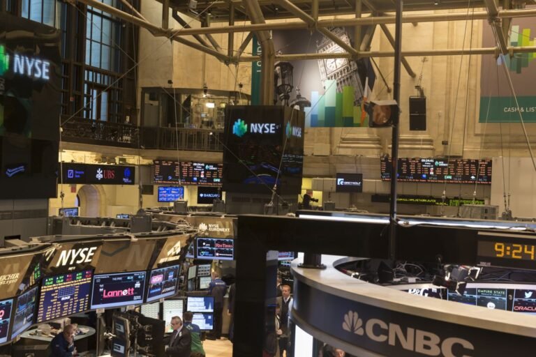 Stocks Pressured by Worries About US Economy