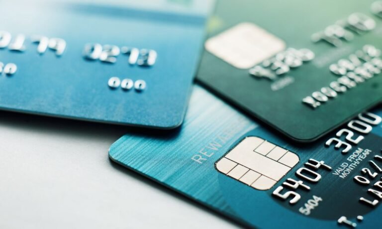 One in four Canadians brace to pay only their credit card minimums: report