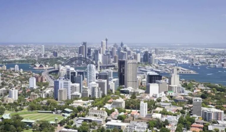 Auction markets diverge as Melbourne signals rebound, Sydney slips behind