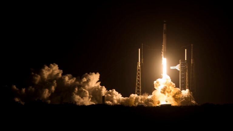 SpaceX scores $950 million from NASA for 3 more crewed flights to ISS