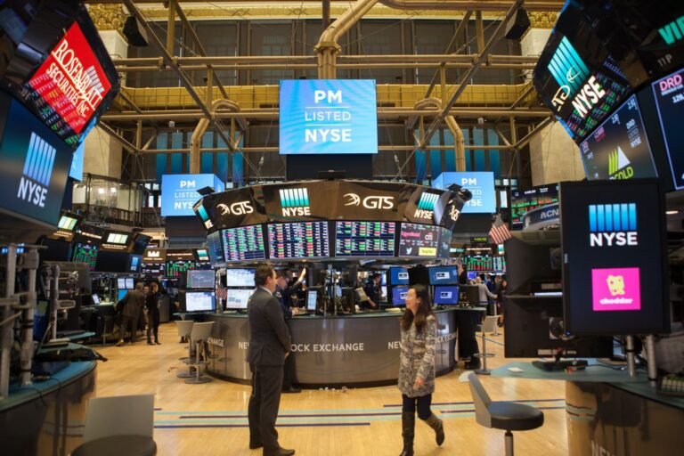 Stocks Rally as Crude Prices and Bond Yields Fall
