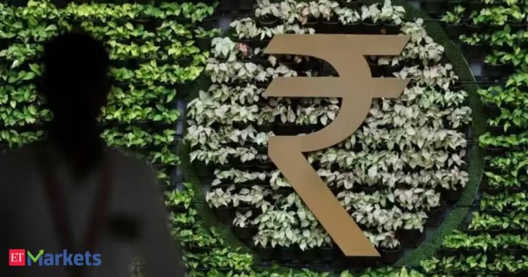 Rupee strengthens to 95.59 amid drop in oil prices & RBI dollar sales