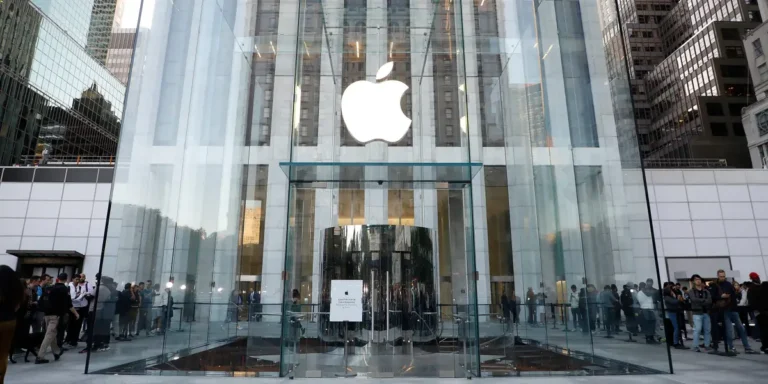 Apple Store Pioneer Ron Johnson on Working With Steve Jobs