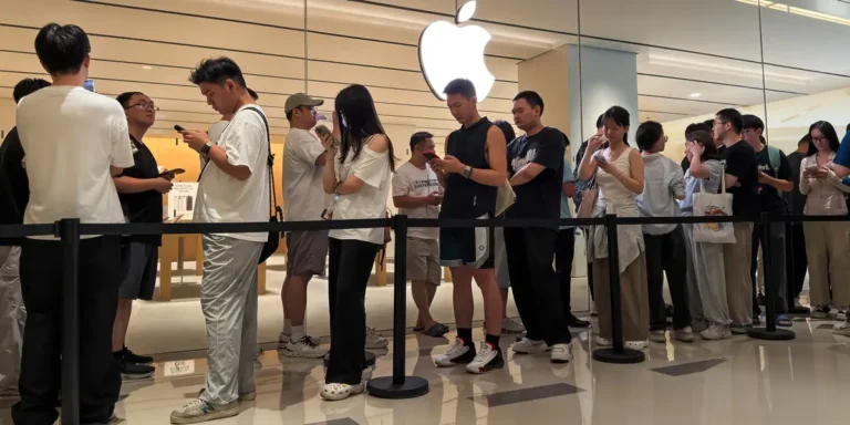 Photos Show Lines Around the World for iPhone 18 Pro Launch
