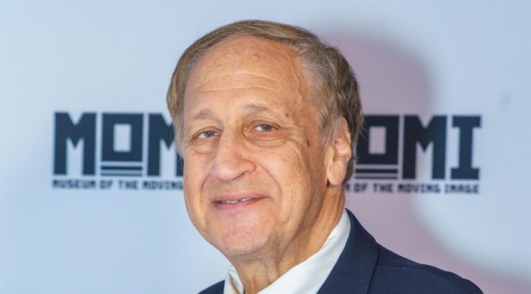 AMC Chief Asks Robinhood Whether Its Stock Tokens Are Fully Backed
