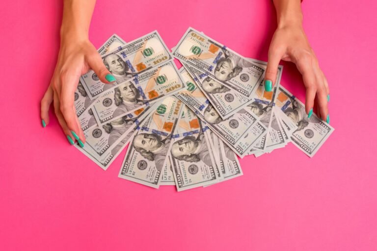 Dollar Gains on US Economic Strength and Hawkish Fed Comments