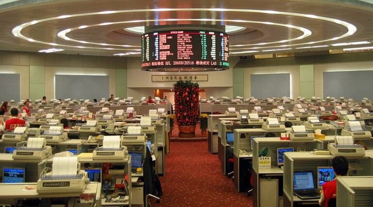 HKEX May Scrap Lunch Break and Open Stock Trading Earlier