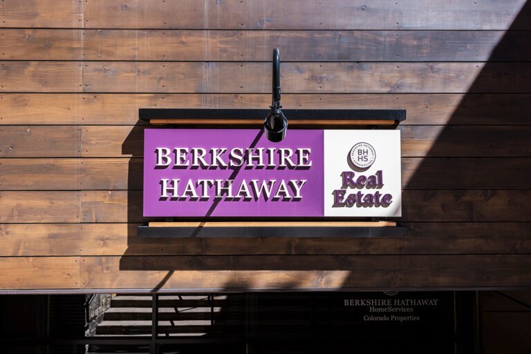 Berkshire: Warren Buffett Steps Down As Chairman; Higher Rates Turn Cash Pile Into Asset