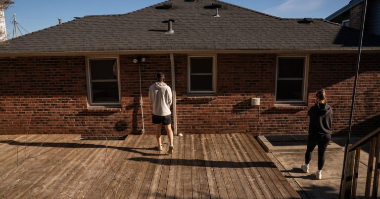 Pending-home sales unexpectedly tick up despite high rates