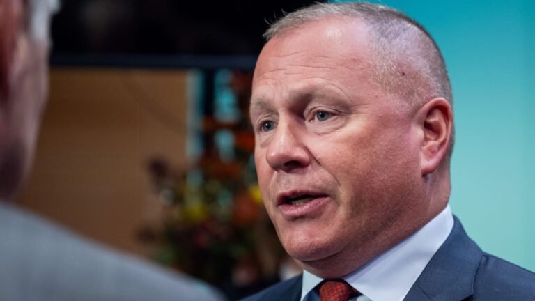 World’s largest wealth fund posts $30 billion loss after bond market turbulence