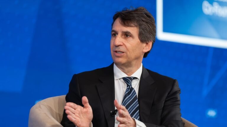 Apollo nears deal for 10% Mubadala Capital stake
