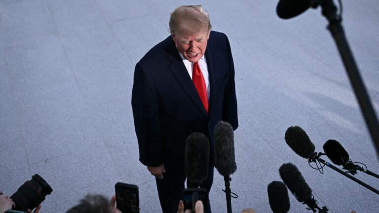 Judge blocks Trump White House media ban