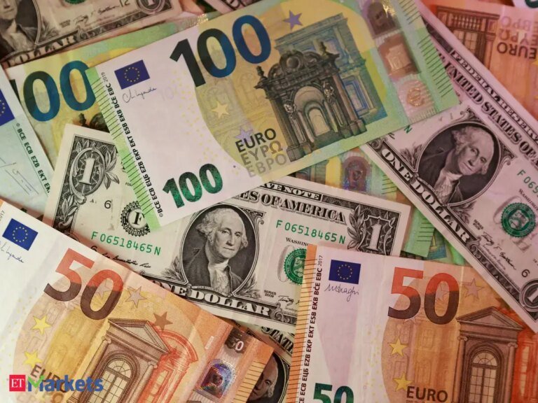 Euro falls, set for fifth straight weekly drop as oil prices rise