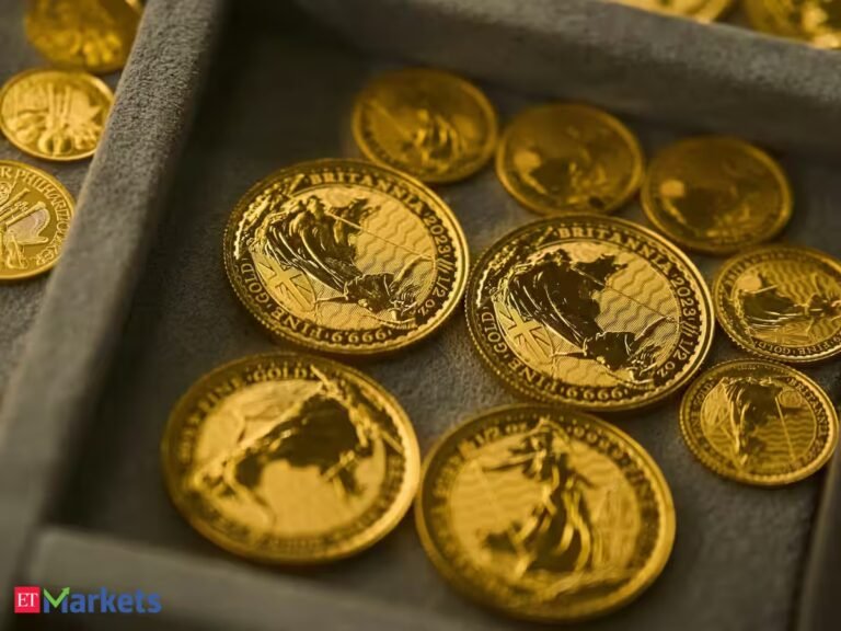 Gold edges higher as investors assess Fed rate-hike odds