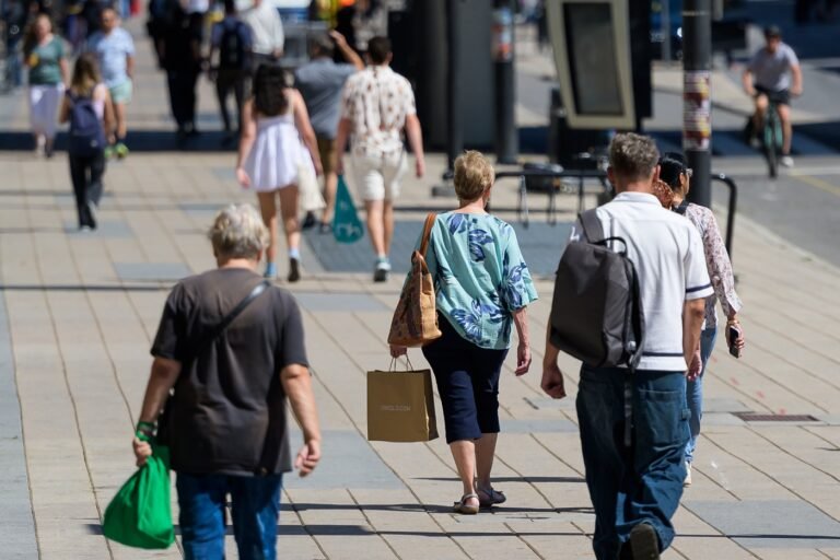 Canada retail sales rebound set to continue in September