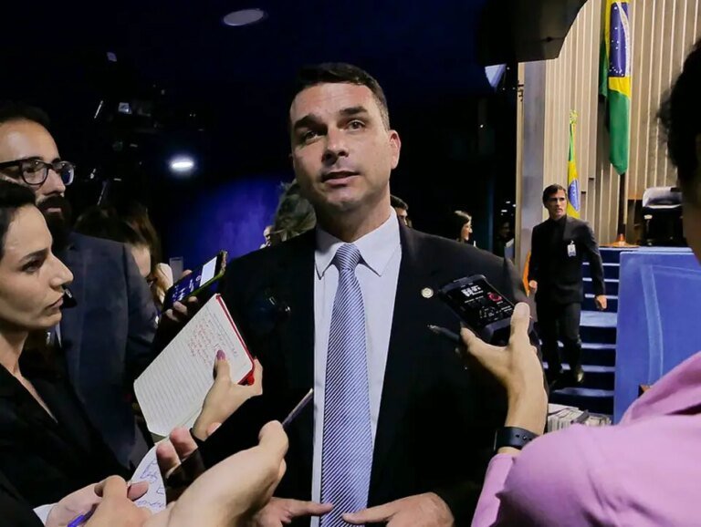 Flávio Bolsonaro reportedly flees Brazil for the US after election loss