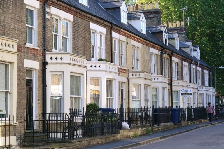 House price growth halves as ‘reluctant’ buyers and sellers hold back