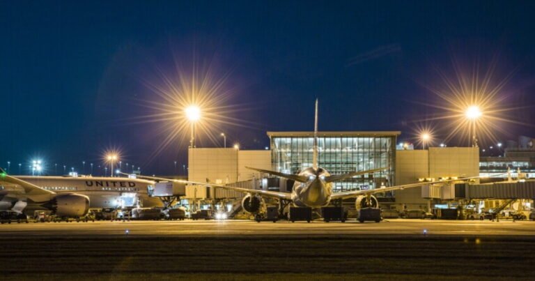 Houston to sell more airport bonds backed by junk-rated United