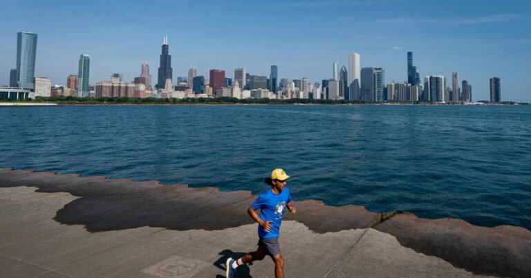 Mayor ekes out win on Chicago debt vote